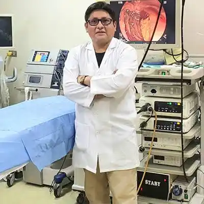 Dr. Ronald Arcana con equipamiento médico